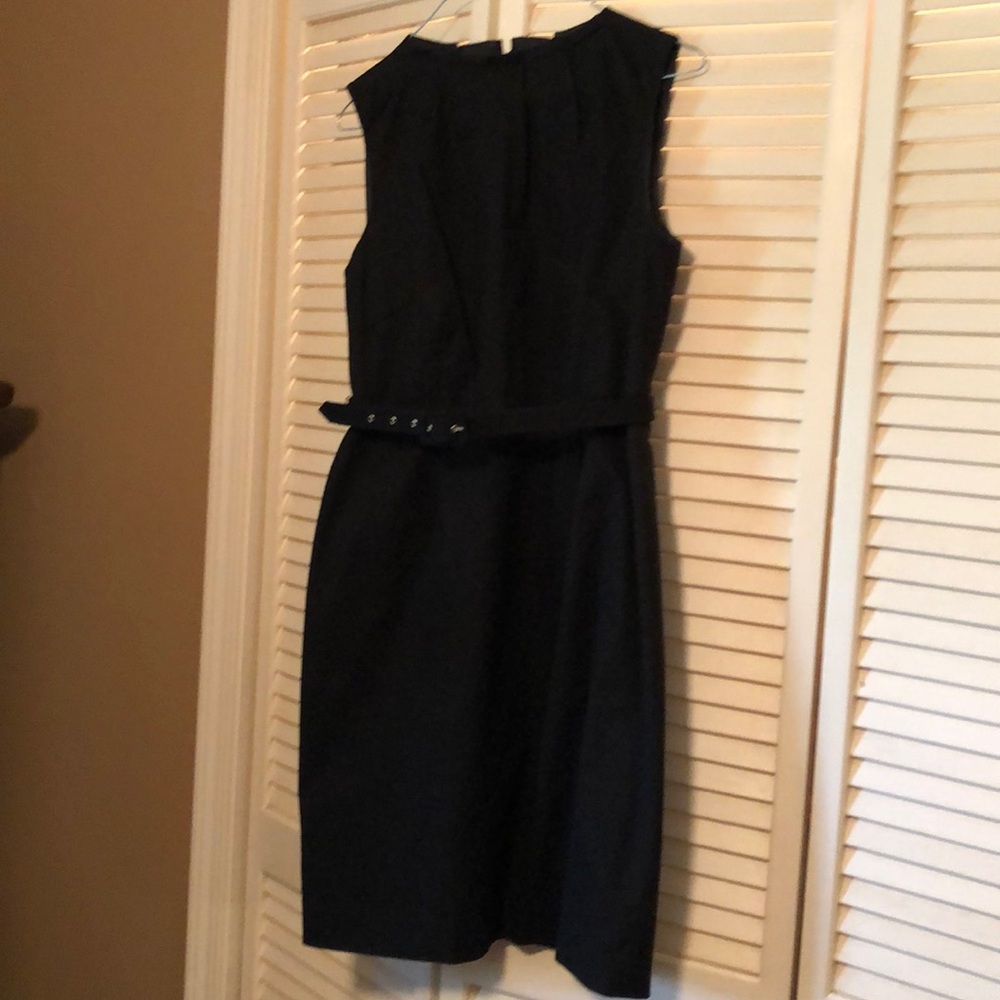 Black flattering sleeveless dress with belt